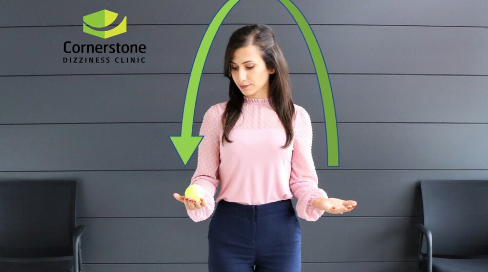 Ejercicio de rehabilitación vestibular en Cornerstone Dizziness clinic en Toronto lanzar pelota de una mano a la otra